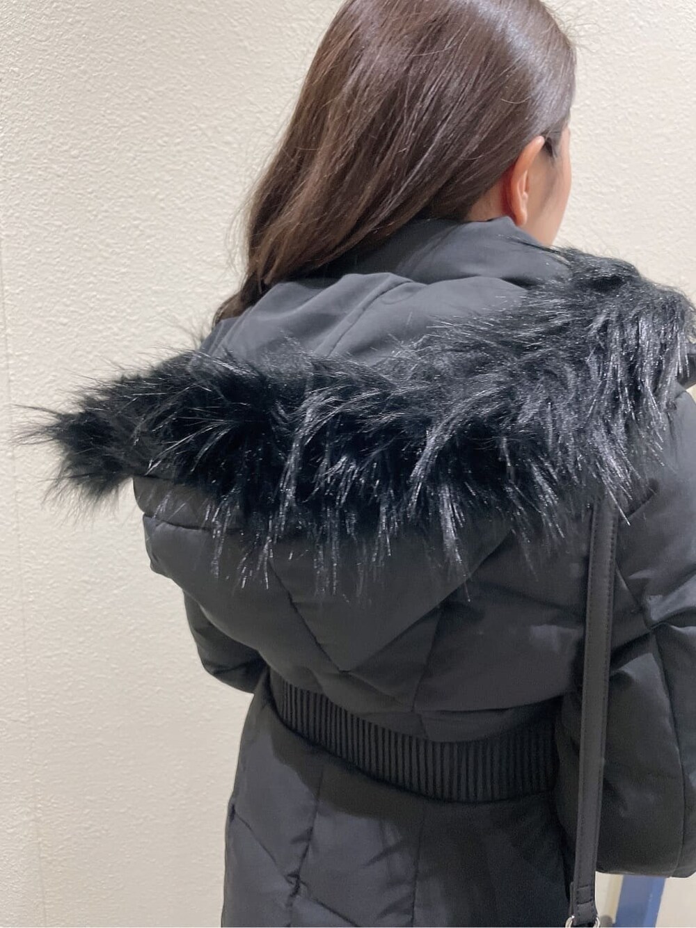 ブラック系のブーツ、ブラック系のその他アウター、ホワイト系のワンピースを着用したレディースの秋コーディネートの8枚目の写真