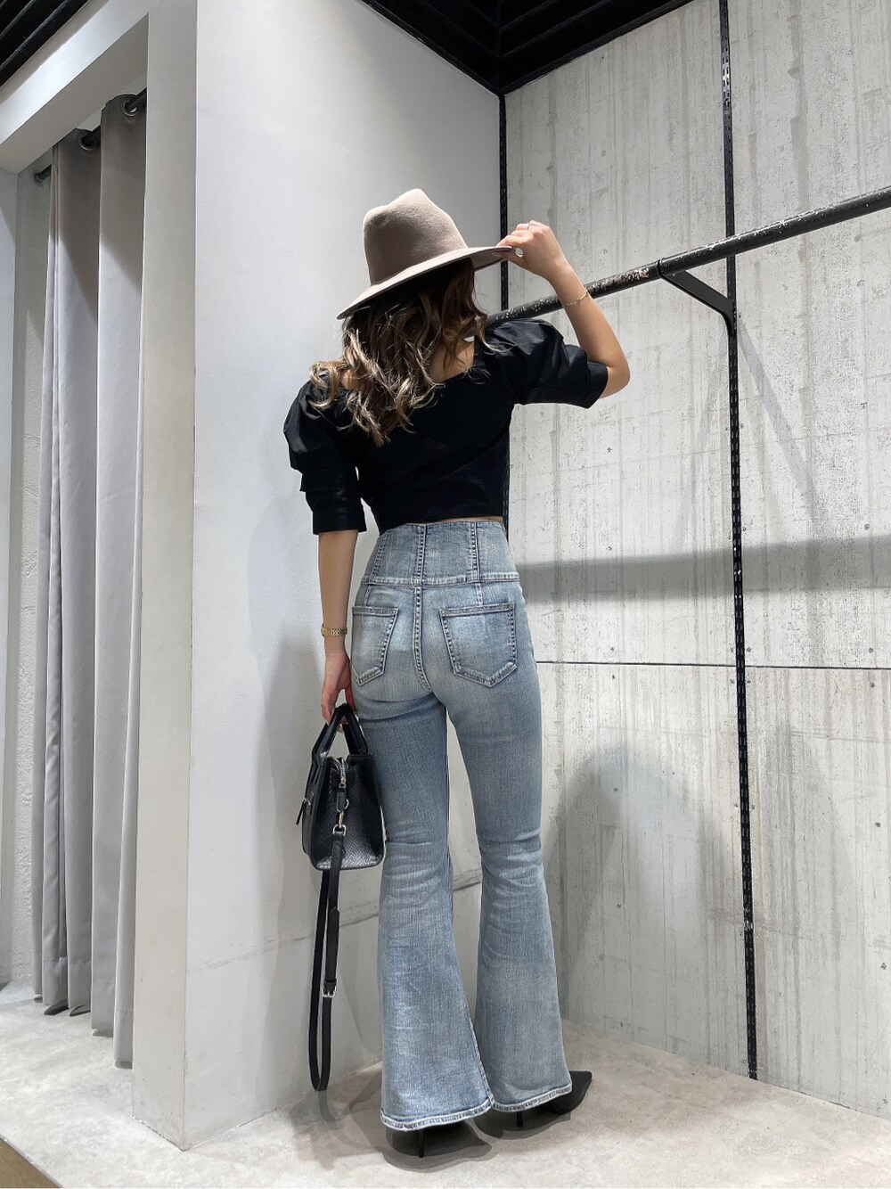 ブラック系のパンプス、ブラック系のシャツ/ブラウス、ブルー系のデニムパンツを着用したレディースの春コーディネートの4枚目の写真