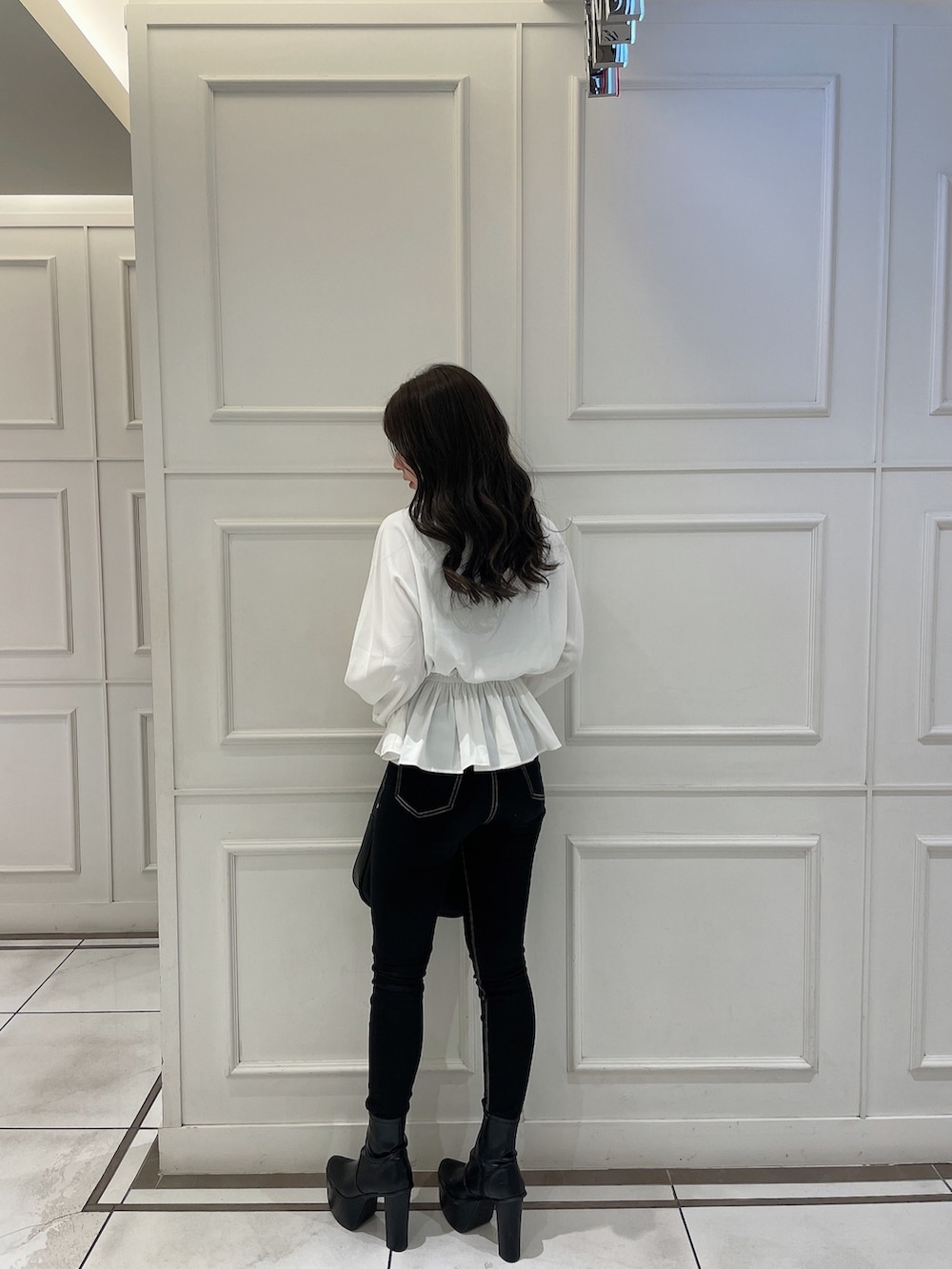 ホワイト系のシャツ/ブラウス、ブラック系のデニムパンツ、ホワイト系のハンドバッグを着用したレディースの冬コーディネートの3枚目の写真