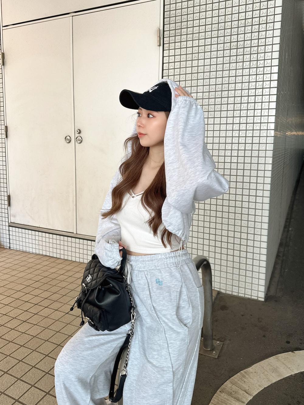 グレー系のスウェットパンツ、グレー系のパーカーを着用したレディースの春コーディネートの3枚目の写真