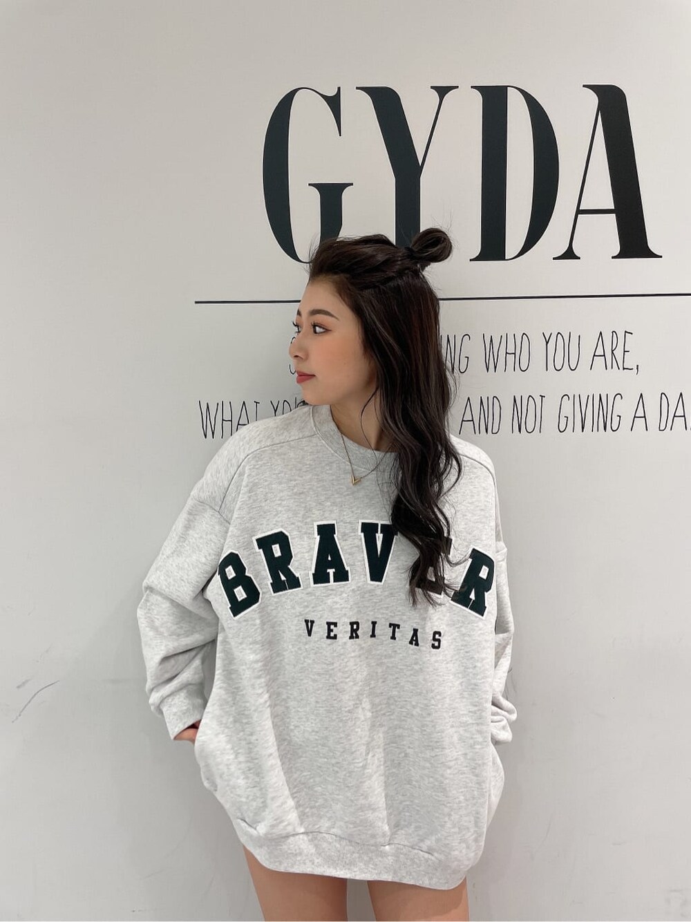 ブラック系のその他シューズ、ブルー系のデニムパンツ、グレー系のTシャツ/カットソーを着用したレディースの春コーディネートの7枚目の写真