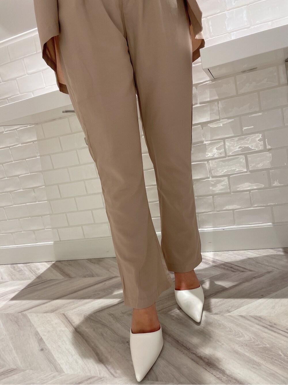 ピンク系のその他パンツ、ホワイト系のチューブトップ、ピンク系のシャツ/ブラウスを着用したレディースの春コーディネートの5枚目の写真
