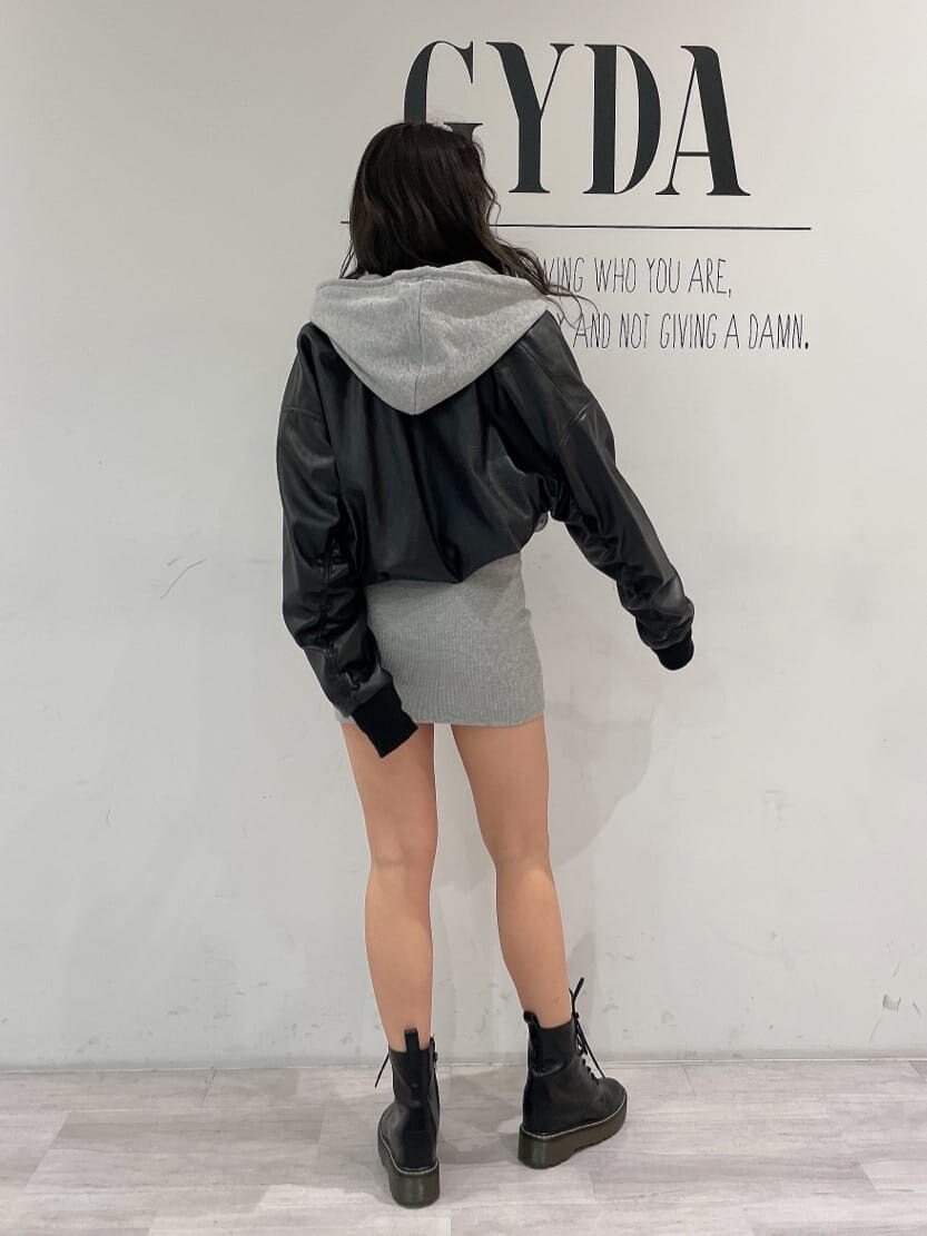 ブラック系のブーツ、グレー系のワンピース、ブラック系のブルゾンを着用したレディースの冬コーディネートの4枚目の写真