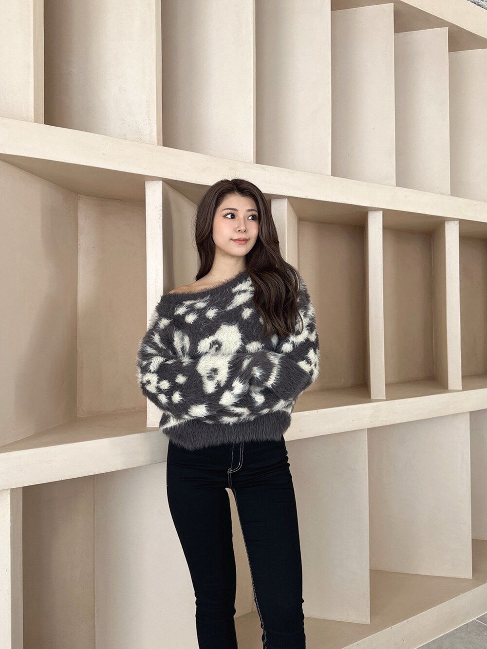 ブラック系のブーツ、ブラック系のデニムパンツ、グレー系のニット/セーターを着用したレディースの冬コーディネートの3枚目の写真