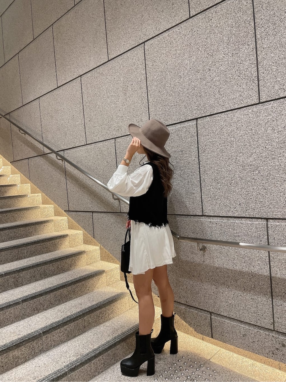 「GYDA、gydastaff、code、apparelstaff、fashion、デニム、ジェイダ、knit、ワンピース、ハット、シャツ、#gyda、158cmコーデ、選抜１」｜「GYDAのバックオープンシャツワンピース（ワンピース、ホワイト系）」を使った、aikaさん（レディース・158cm）の夏コーディネートの5枚目の写真