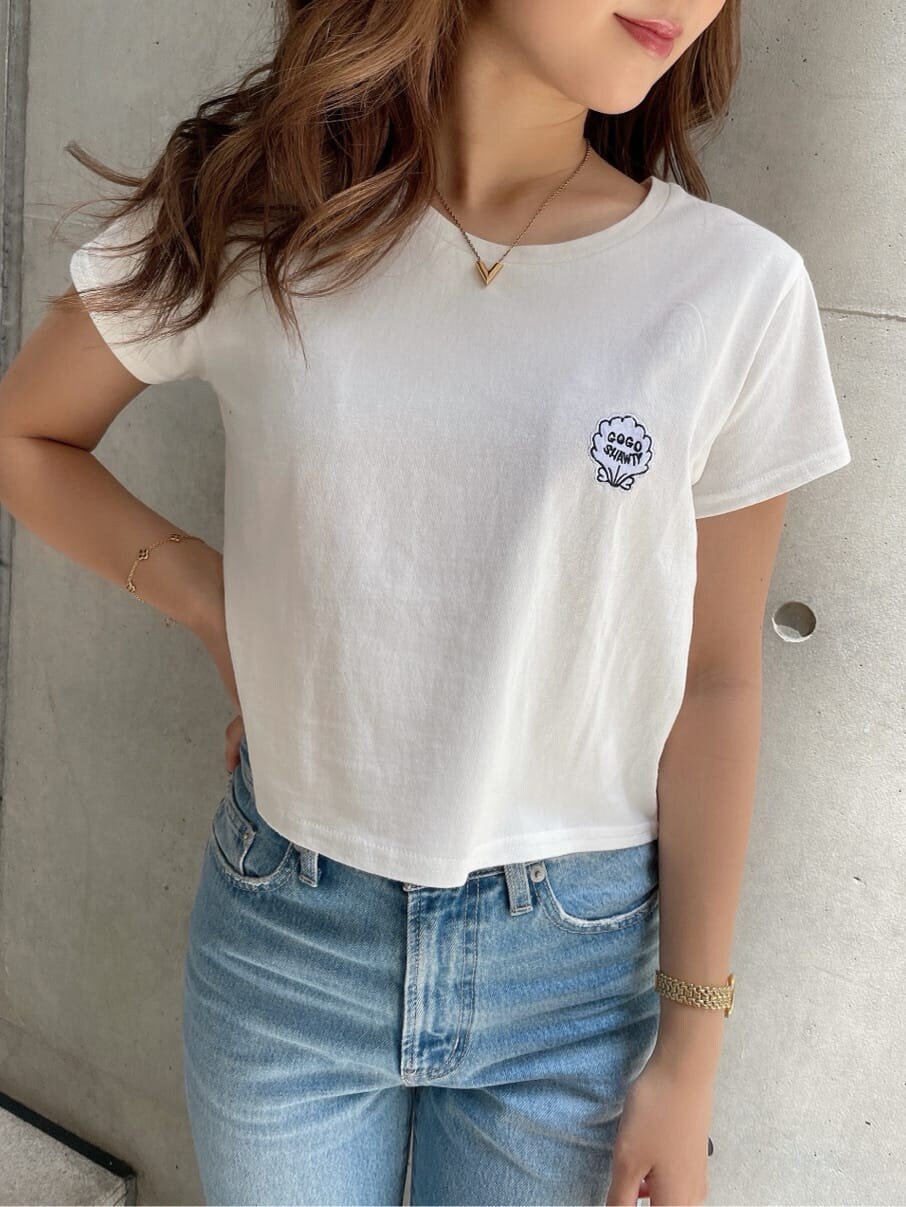 ベージュ系のサンダル、ブルー系のデニムパンツ、ホワイト系のTシャツ/カットソーを着用したレディースの夏コーディネートの5枚目の写真