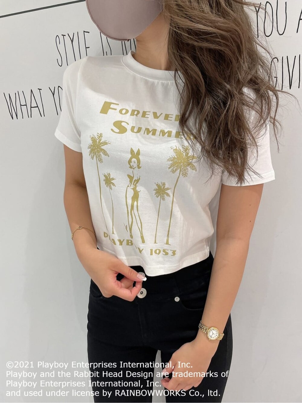 ベージュ系のサンダル、ブラック系のデニムパンツ、ホワイト系のTシャツ/カットソーを着用したレディースの夏コーディネートの4枚目の写真