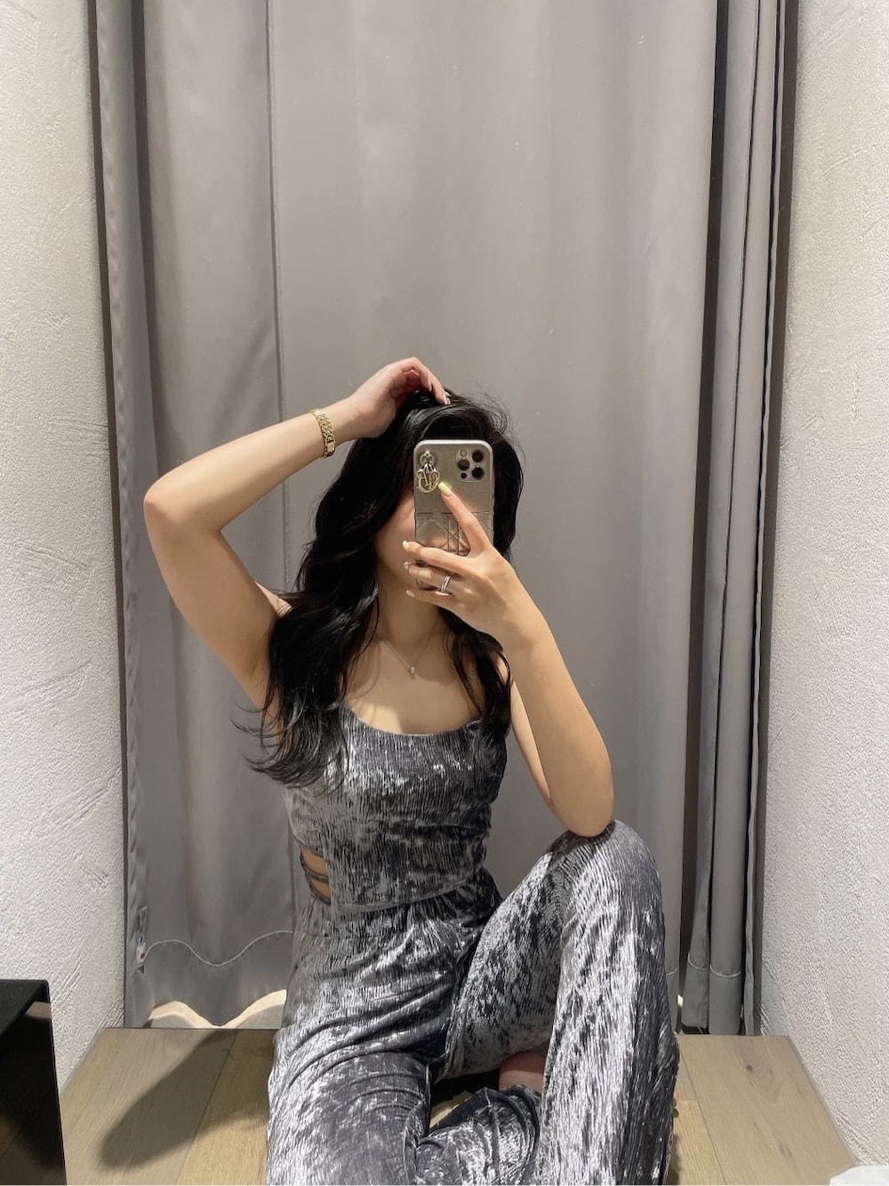 グレー系のその他パンツ、グレー系のキャミソールを着用したレディースの夏コーディネートの4枚目の写真