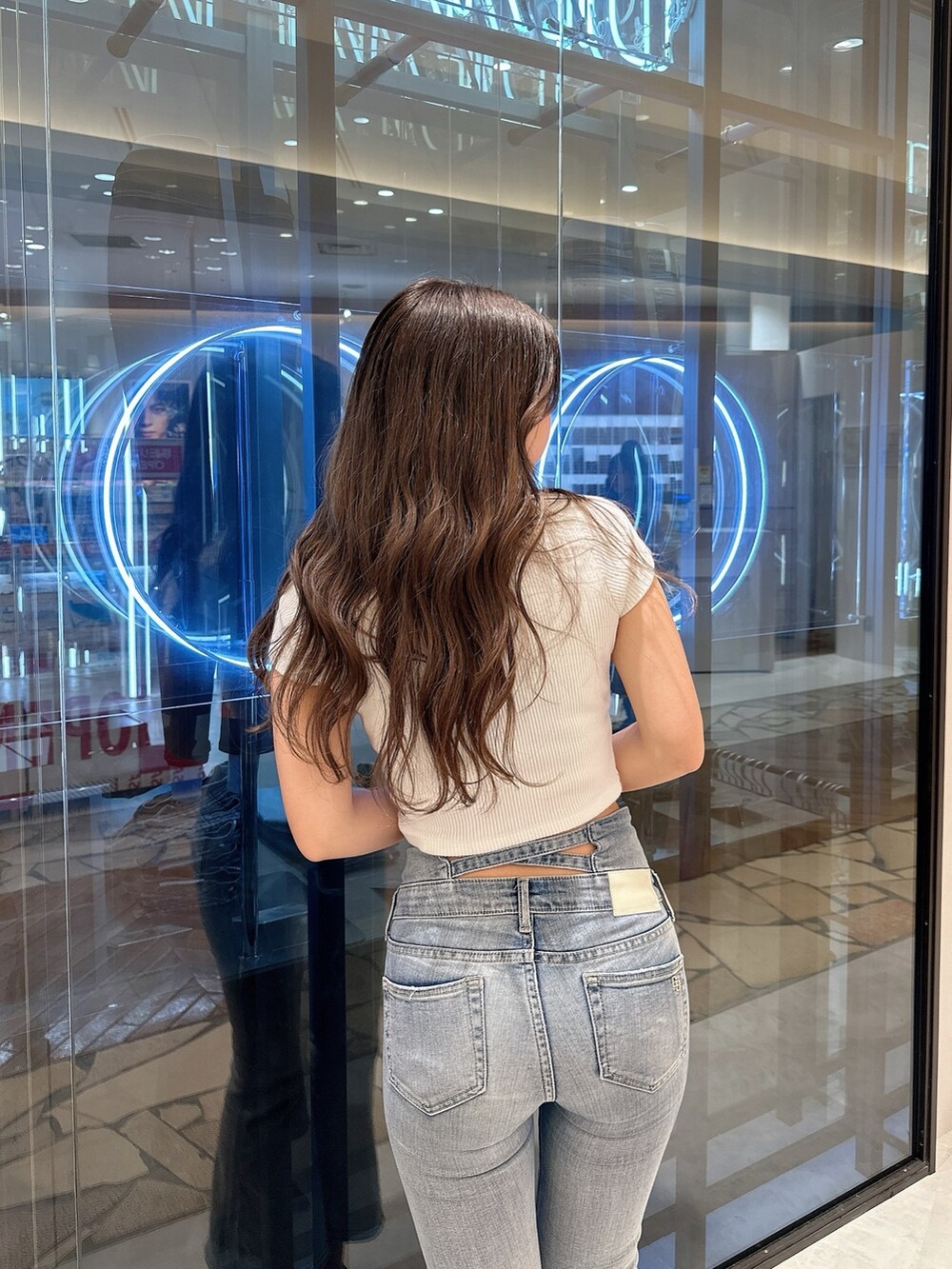 ブルー系のシャツ/ブラウス、ホワイト系のTシャツ/カットソー、ブルー系のデニムパンツを着用したレディースの春コーディネートの8枚目の写真