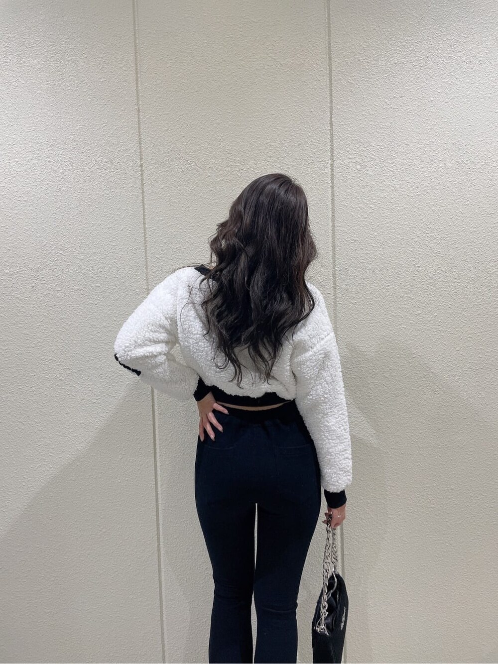 ブラック系のブーツ、ホワイト系のTシャツ/カットソー、ブラック系のスウェットパンツを着用したレディースの秋コーディネートの6枚目の写真