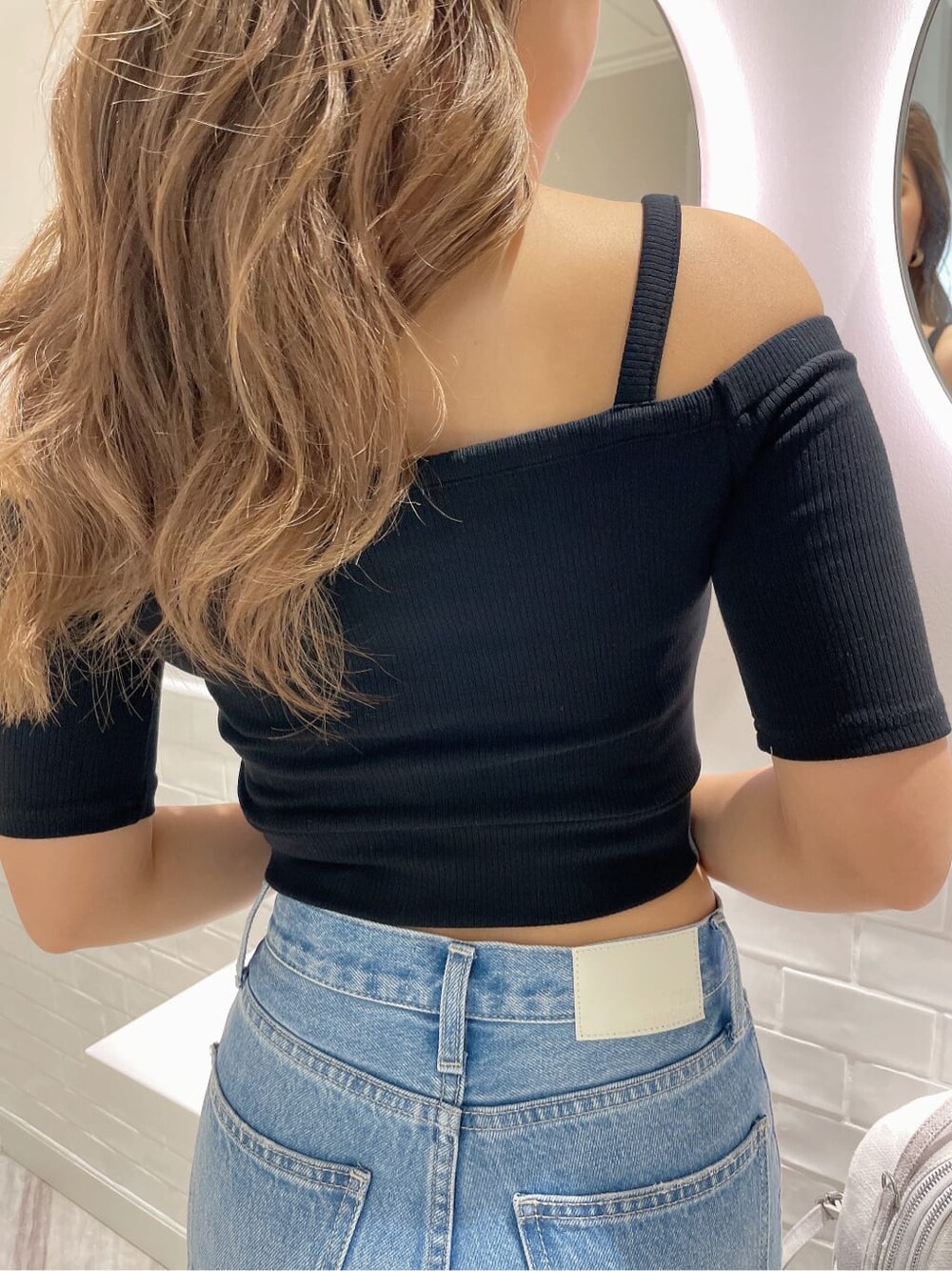 ブラック系のサンダル、ブラック系のTシャツ/カットソー、ブルー系のデニムパンツを着用したレディースの夏コーディネートの5枚目の写真