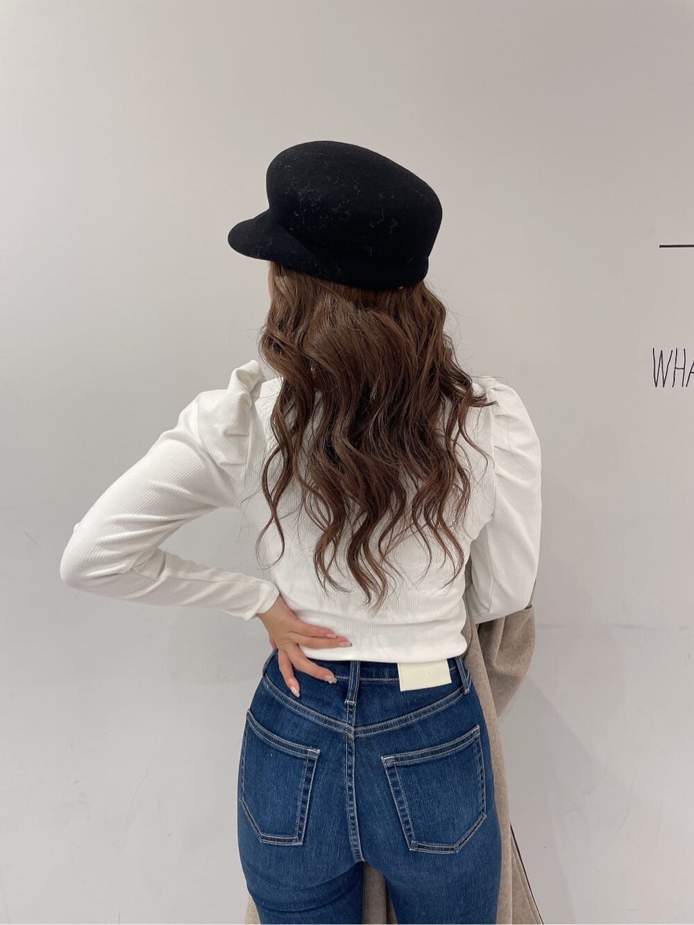 ブラウン系のブーツ、ブルー系のデニムパンツ、ホワイト系のTシャツ/カットソーを着用したレディースの秋コーディネートの10枚目の写真