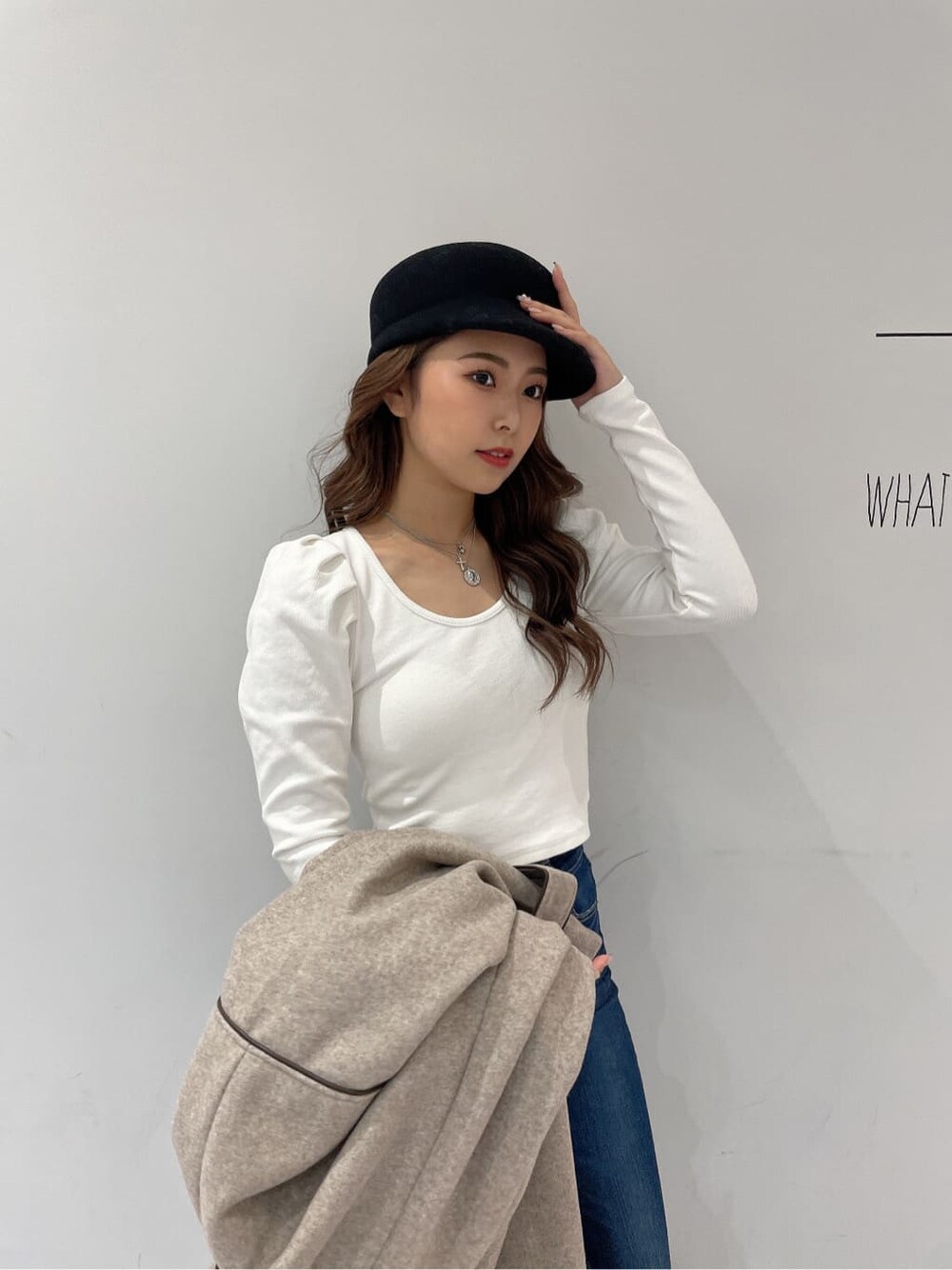 ブラウン系のブーツ、ブルー系のデニムパンツ、ホワイト系のTシャツ/カットソーを着用したレディースの秋コーディネートの7枚目の写真