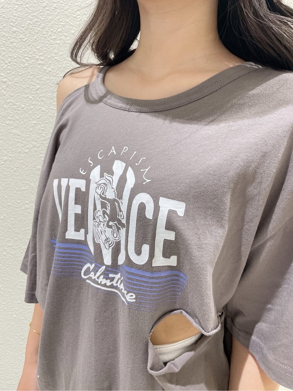 ホワイト系のサンダル、ベージュ系のTシャツ/カットソー、ホワイト系のデニムパンツを着用したレディースの夏コーディネートの7枚目の写真