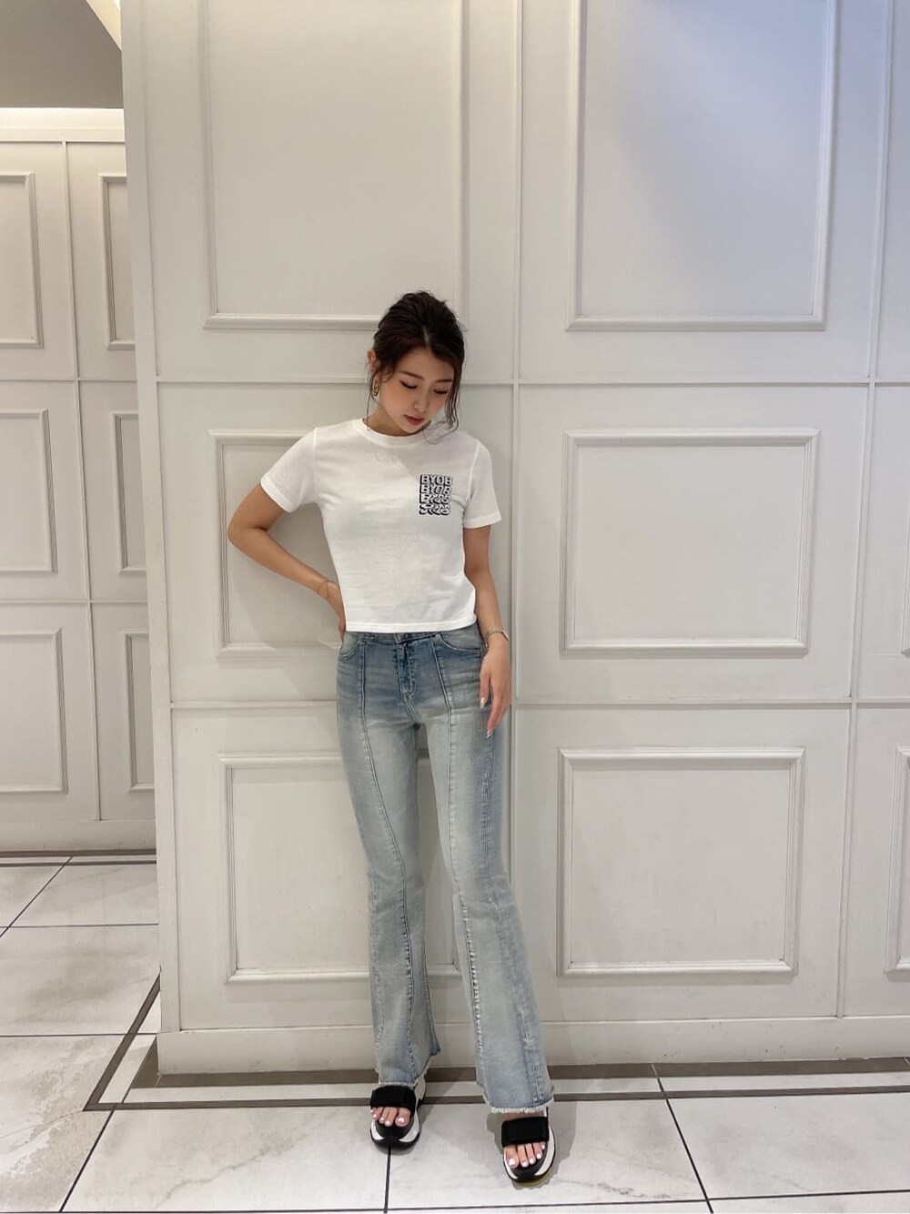 その他のサンダル、ホワイト系のTシャツ/カットソー、ブルー系のデニムパンツを着用したレディースの夏コーディネートの3枚目の写真