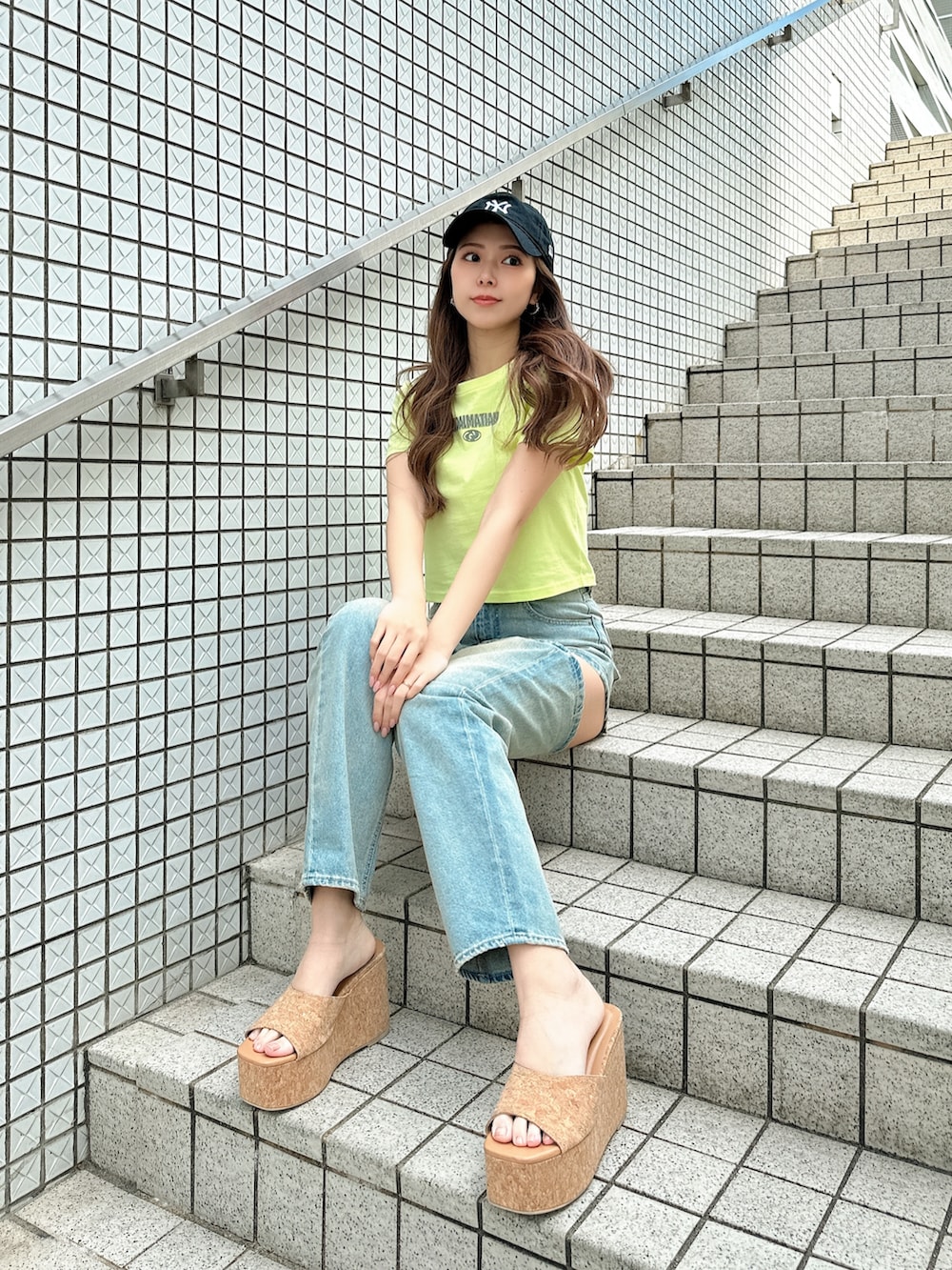 ホワイト系のサンダル、ブルー系のデニムパンツ、グリーン系のTシャツ/カットソーを着用したレディースの夏コーディネートの2枚目の写真