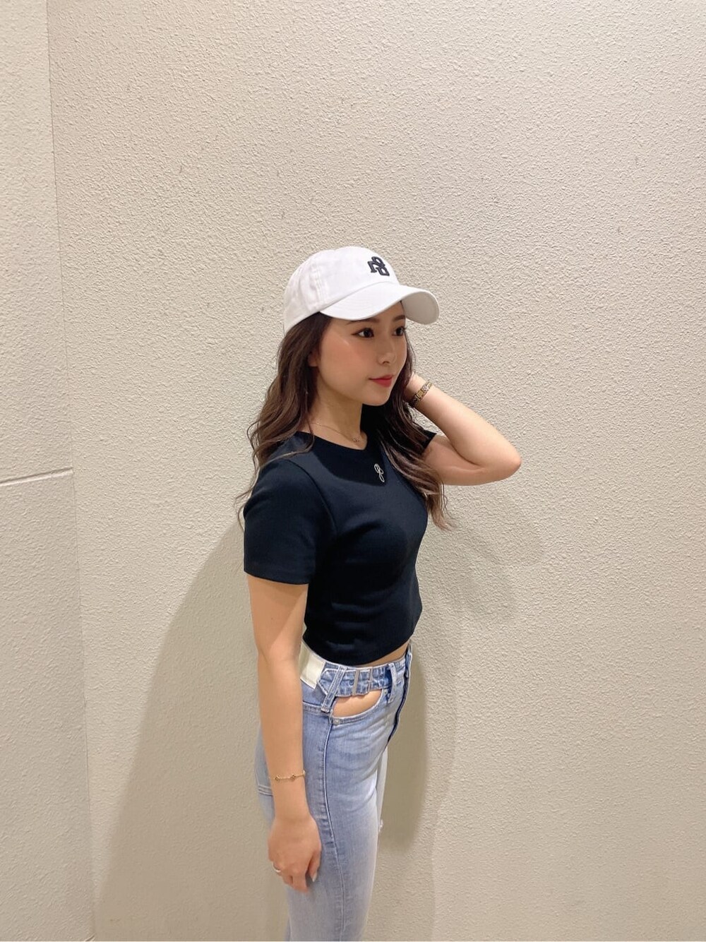 ホワイト系のパンプス、ブルー系のデニムパンツ、ブラック系のTシャツ/カットソーを着用したレディースの夏コーディネートの6枚目の写真