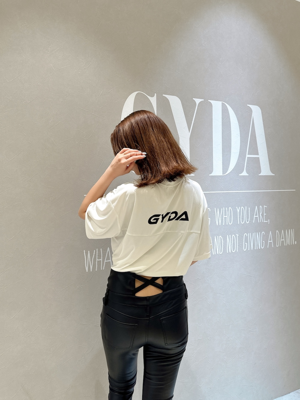 ブラック系のその他パンツ、ホワイト系のTシャツ/カットソー、ホワイト系のスニーカーを着用したレディースの夏コーディネートの4枚目の写真