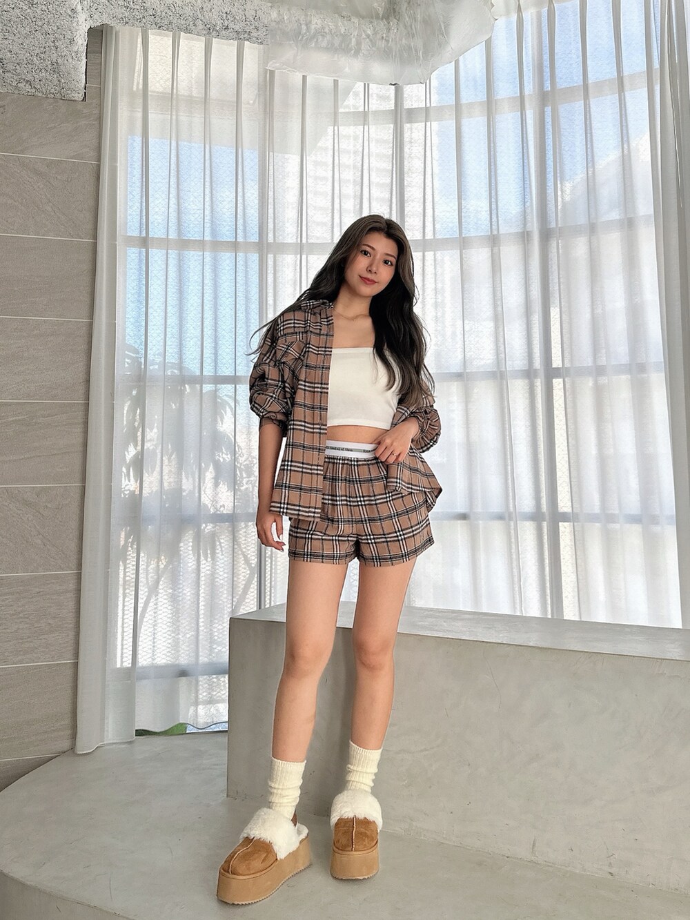 ベージュ系のシャツ/ブラウス、ベージュ系のその他パンツ、ベージュ系のスリッポンを着用したレディースの夏コーディネートの5枚目の写真