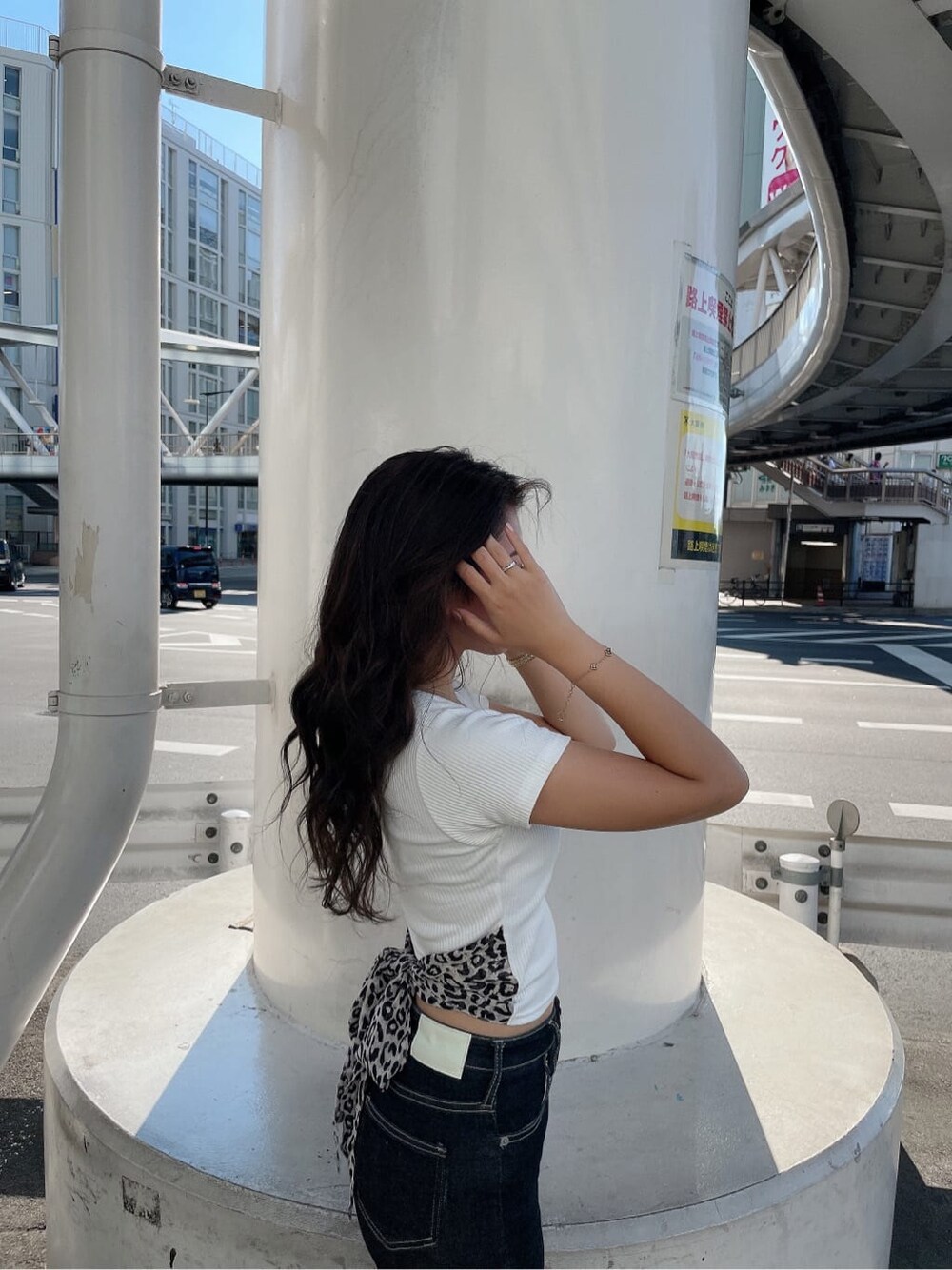 ブラック系のサンダル、ホワイト系のTシャツ/カットソー、ブラック系のデニムパンツを着用したレディースの夏コーディネートの5枚目の写真