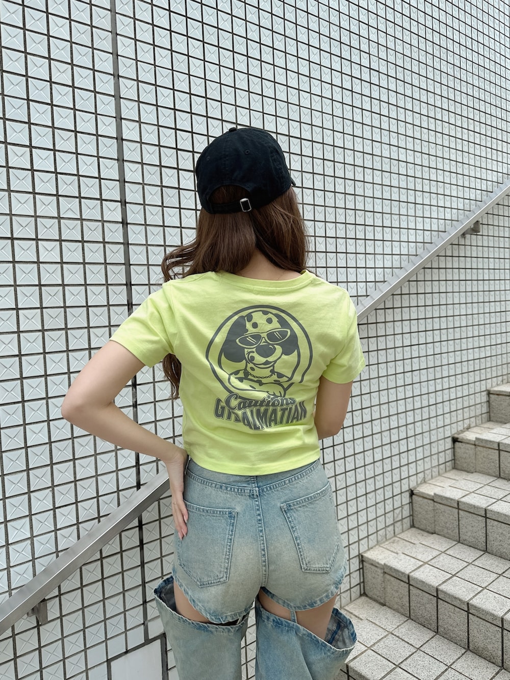 ホワイト系のサンダル、ブルー系のデニムパンツ、グリーン系のTシャツ/カットソーを着用したレディースの夏コーディネートの3枚目の写真