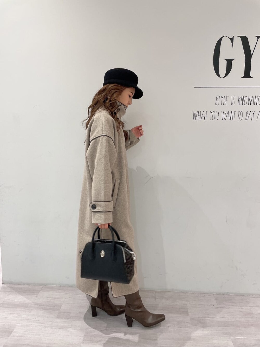 ブラウン系のブーツ、ブルー系のデニムパンツ、ホワイト系のTシャツ/カットソーを着用したレディースの秋コーディネートの4枚目の写真