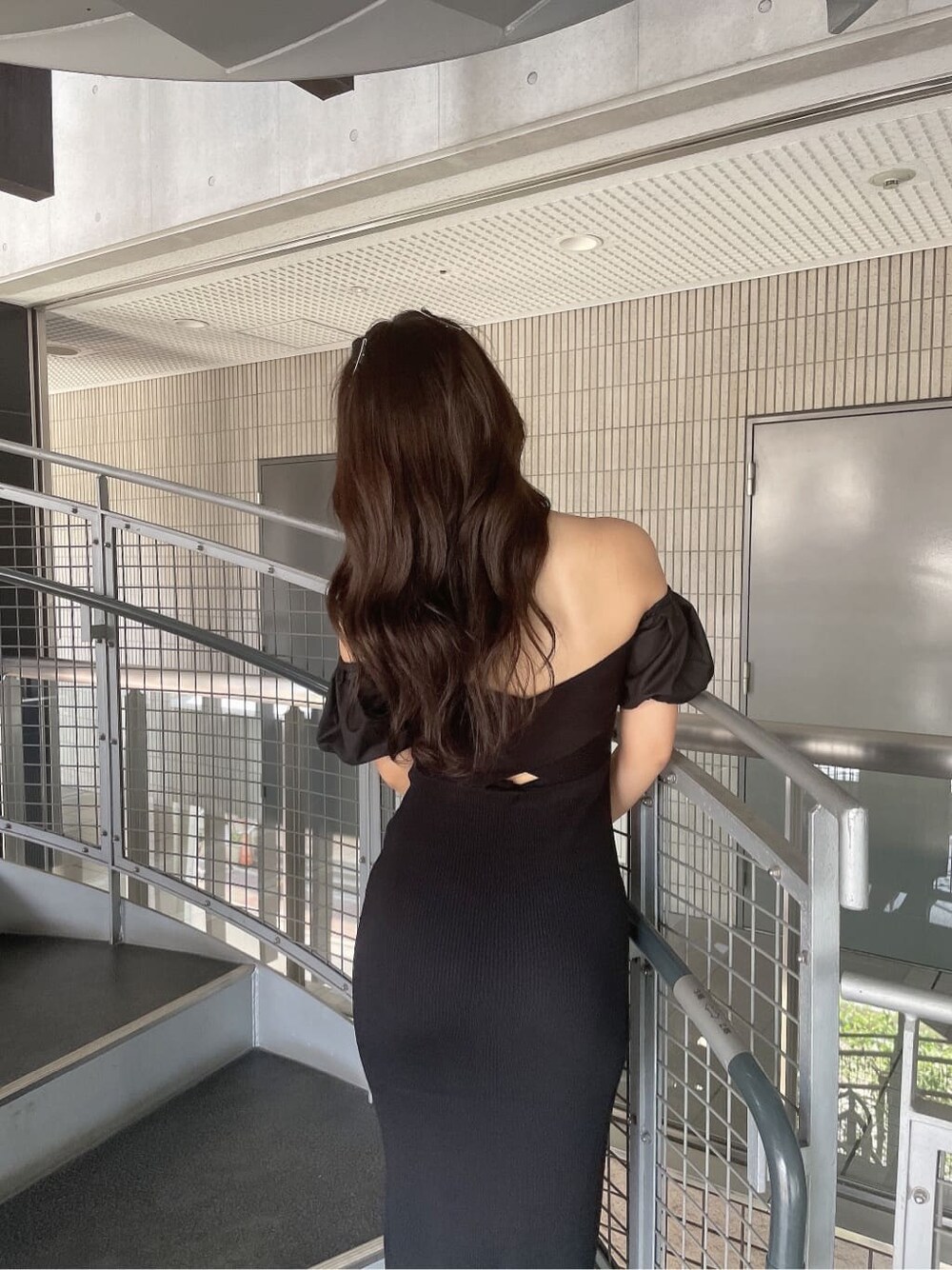 ブラック系のワンピース、ホワイト系のハットを着用したレディースの夏コーディネートの6枚目の写真