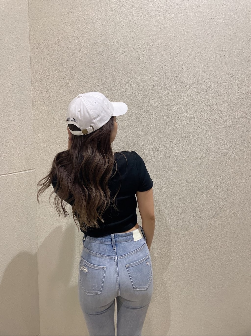 ホワイト系のパンプス、ブルー系のデニムパンツ、ブラック系のTシャツ/カットソーを着用したレディースの夏コーディネートの7枚目の写真