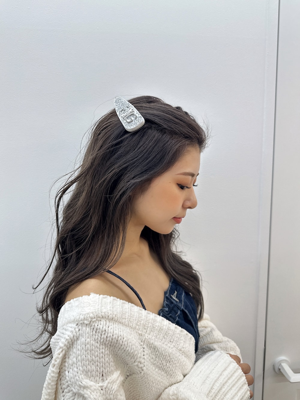 ブルー系のパンプス、ブルー系のつなぎ/オールインワン、ホワイト系のカーディガン/ボレロを着用したレディースの冬コーディネートの4枚目の写真
