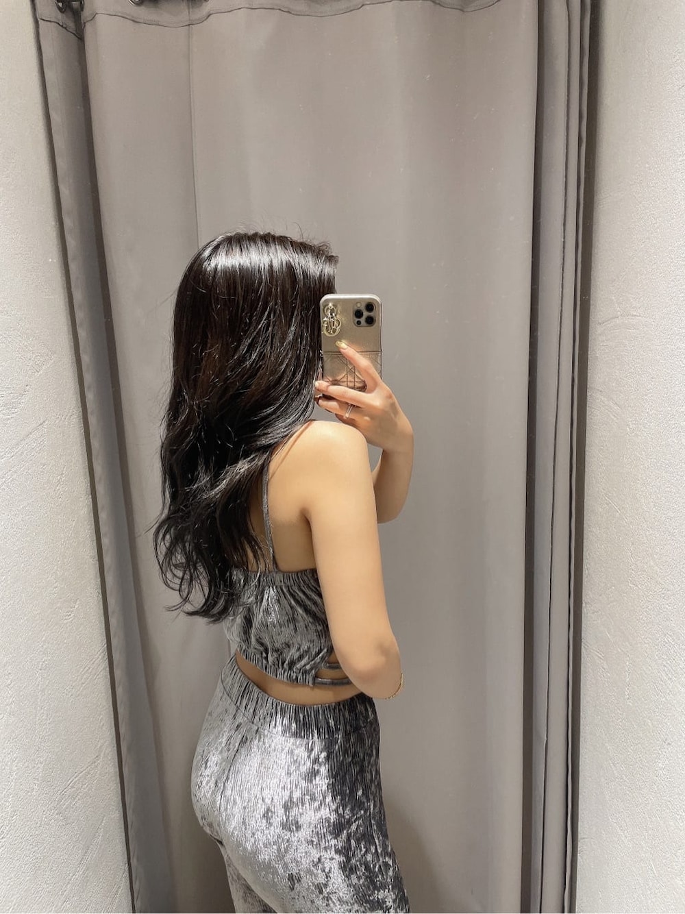 グレー系のその他パンツ、グレー系のキャミソールを着用したレディースの夏コーディネートの6枚目の写真