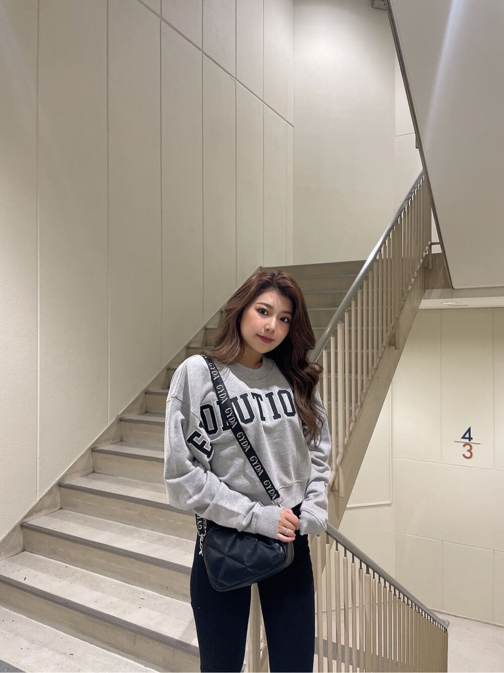 その他のデニムパンツ、ブラック系のブーツ、グレー系のスウェットを着用したレディースの秋コーディネートの6枚目の写真