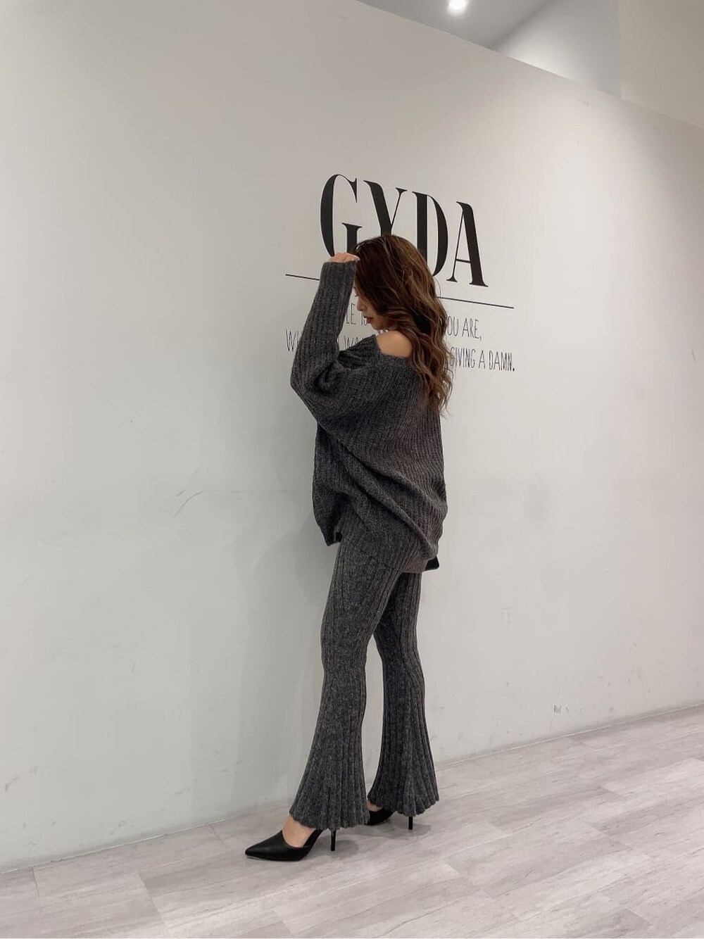 ブラック系のパンプス、グレー系のその他パンツ、ブラック系のショルダーバッグを着用したレディースの秋コーディネートの3枚目の写真