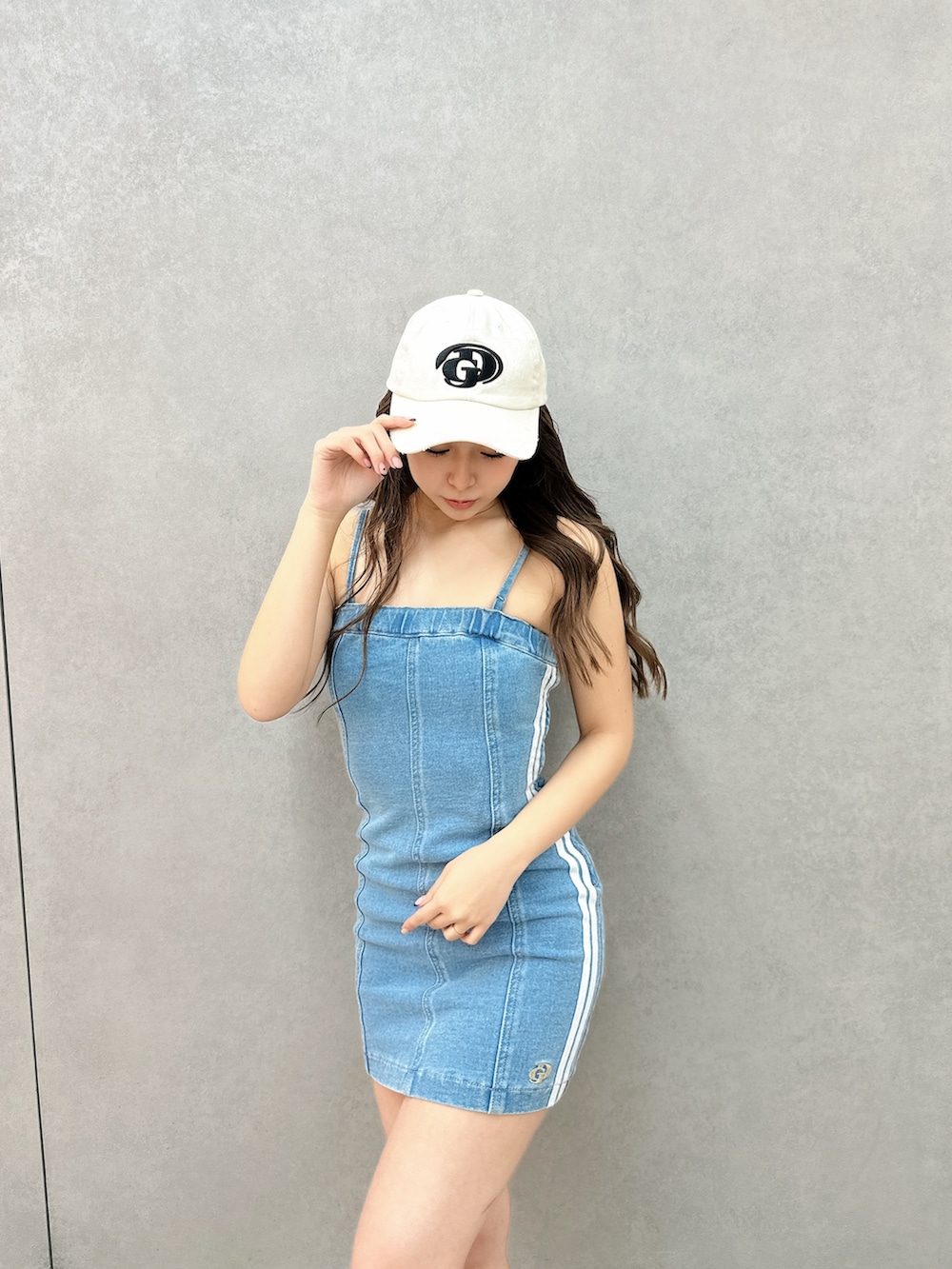 ホワイト系のスニーカー、ブルー系のワンピース、ホワイト系のソックス/靴下を着用したレディースの春コーディネートの3枚目の写真