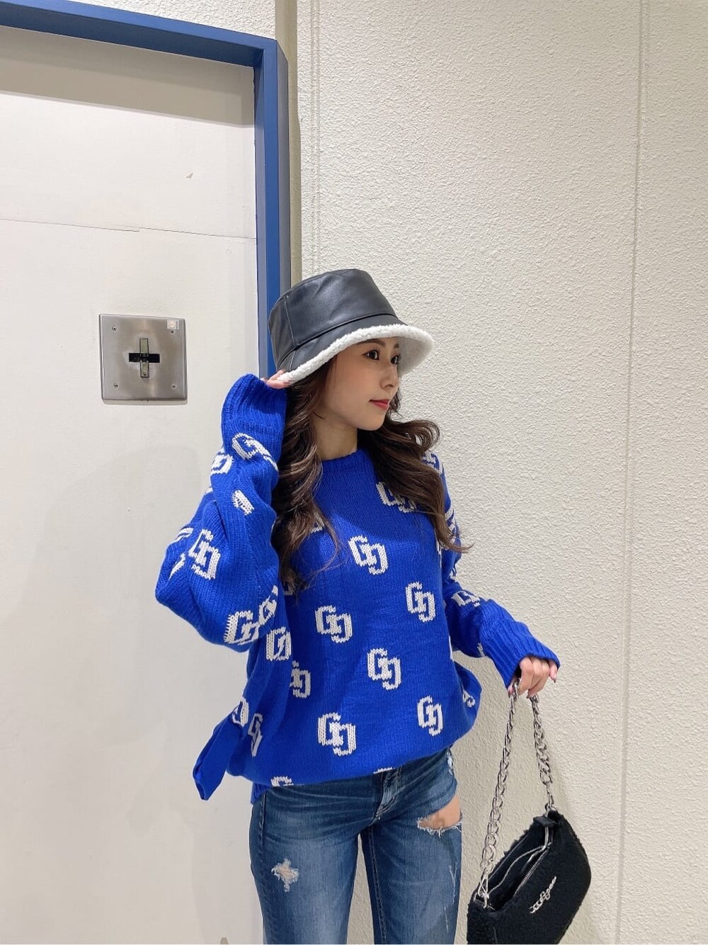 ブルー系のデニムパンツ、ブルー系のデニムパンツ、ブラック系のブーツを着用したレディースの秋コーディネートの6枚目の写真