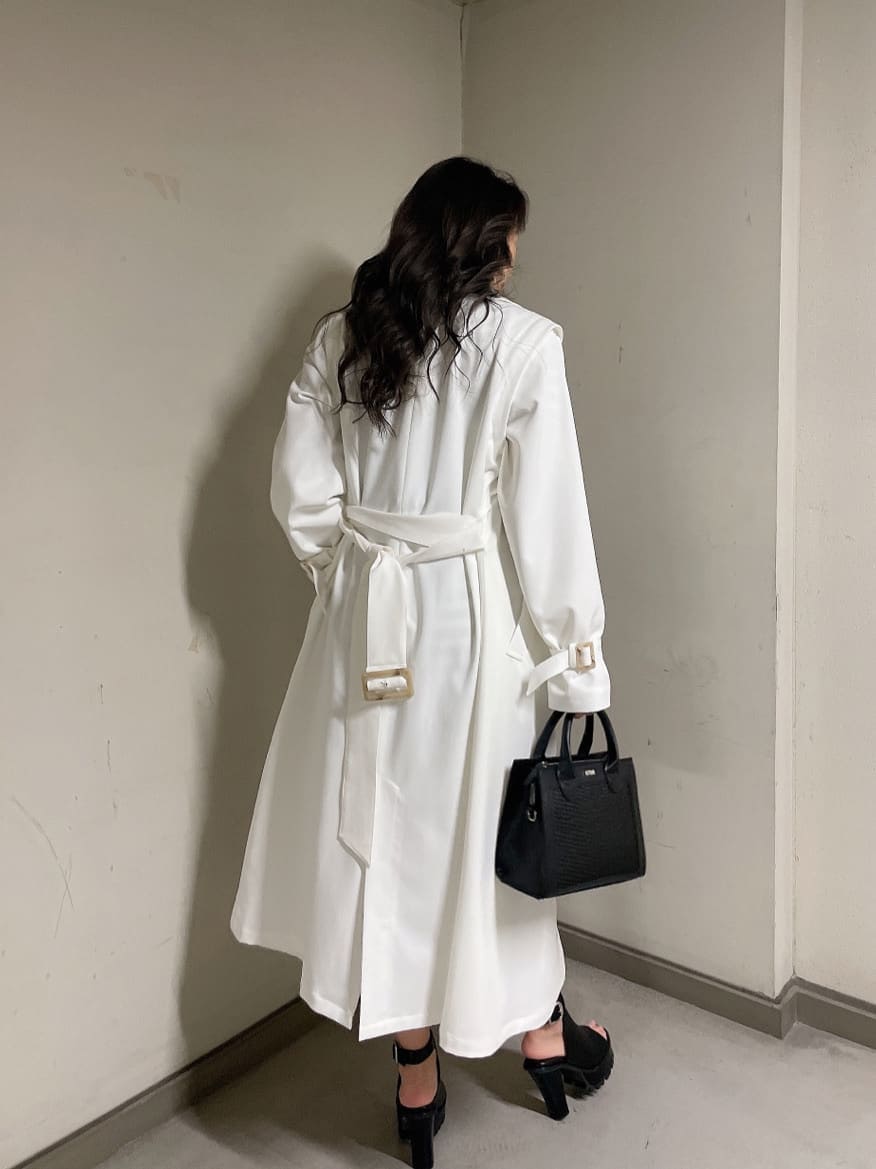 ホワイト系のトレンチコート、その他のワンピース、ブラック系のブーツを着用したレディースの春コーディネートの4枚目の写真