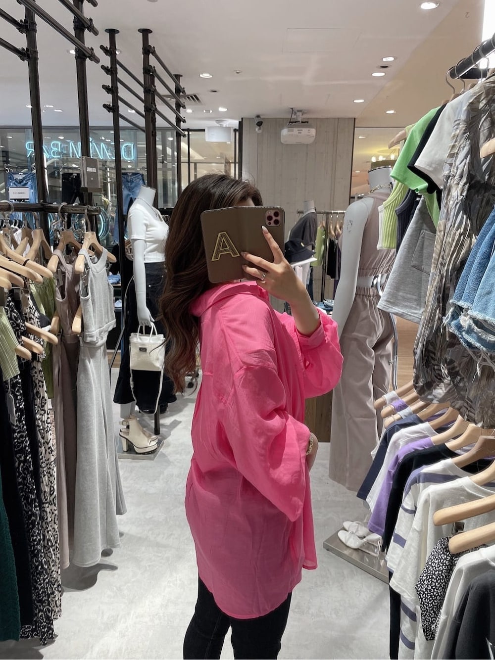 ブラック系のデニムパンツ、ホワイト系のサンダル、ホワイト系のTシャツ/カットソーを着用したレディースの夏コーディネートの8枚目の写真