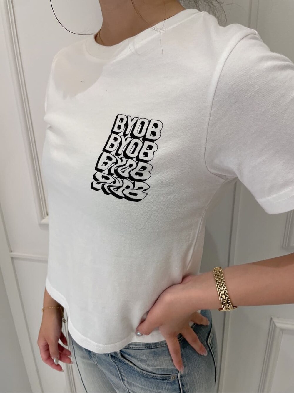 その他のサンダル、ホワイト系のTシャツ/カットソー、ブルー系のデニムパンツを着用したレディースの夏コーディネートの8枚目の写真