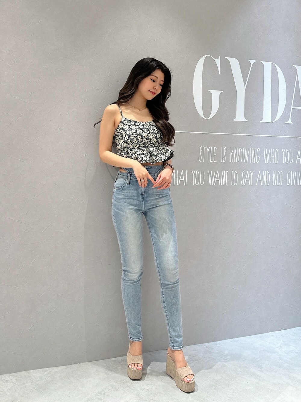 ブルー系のデニムパンツ、ホワイト系のサンダル、ホワイト系のシャツ/ブラウスを着用したレディースの春コーディネートの7枚目の写真