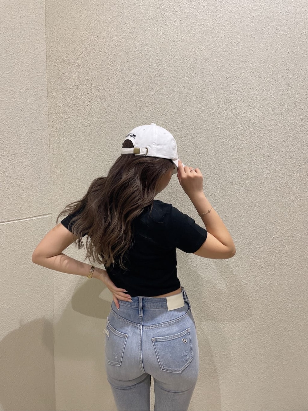 ホワイト系のパンプス、ブルー系のデニムパンツ、ブラック系のTシャツ/カットソーを着用したレディースの夏コーディネートの8枚目の写真