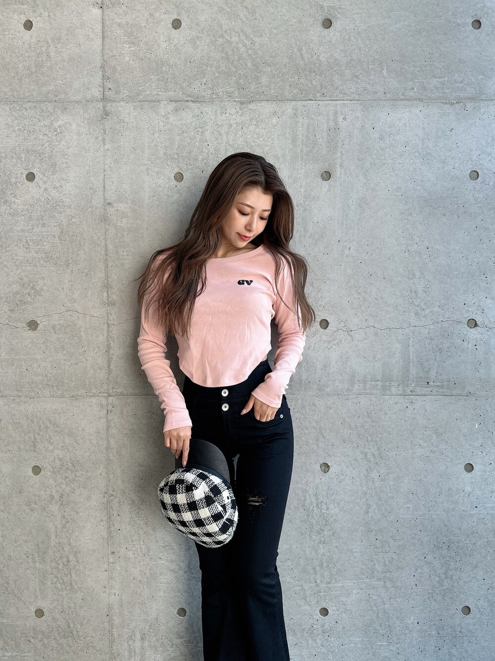 ピンク系のTシャツ/カットソー、ブラック系のデニムパンツ、その他のキャスケットを着用したレディースの秋コーディネートの3枚目の写真