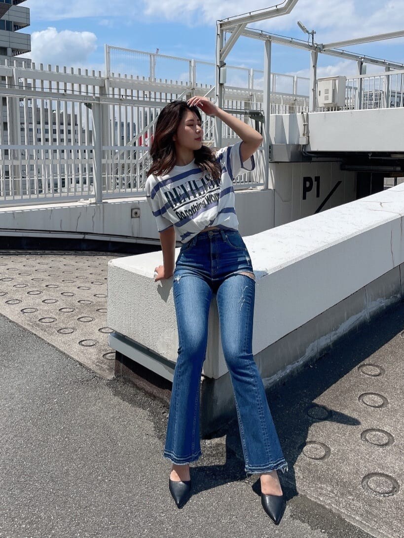 ブラック系のパンプス、ブルー系のデニムパンツ、その他のTシャツ/カットソーを着用したレディースの夏コーディネートの2枚目の写真