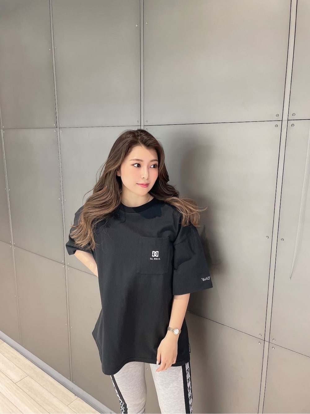 ブラック系のパンプス、グレー系のその他パンツ、ブラック系のTシャツ/カットソーを着用したレディースの春コーディネートの5枚目の写真
