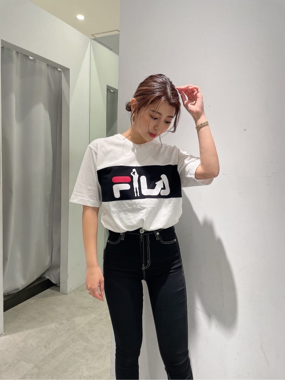 ブラック系のデニムパンツ、その他のサンダル、ホワイト系のTシャツ/カットソーを着用したレディースの春コーディネートの5枚目の写真