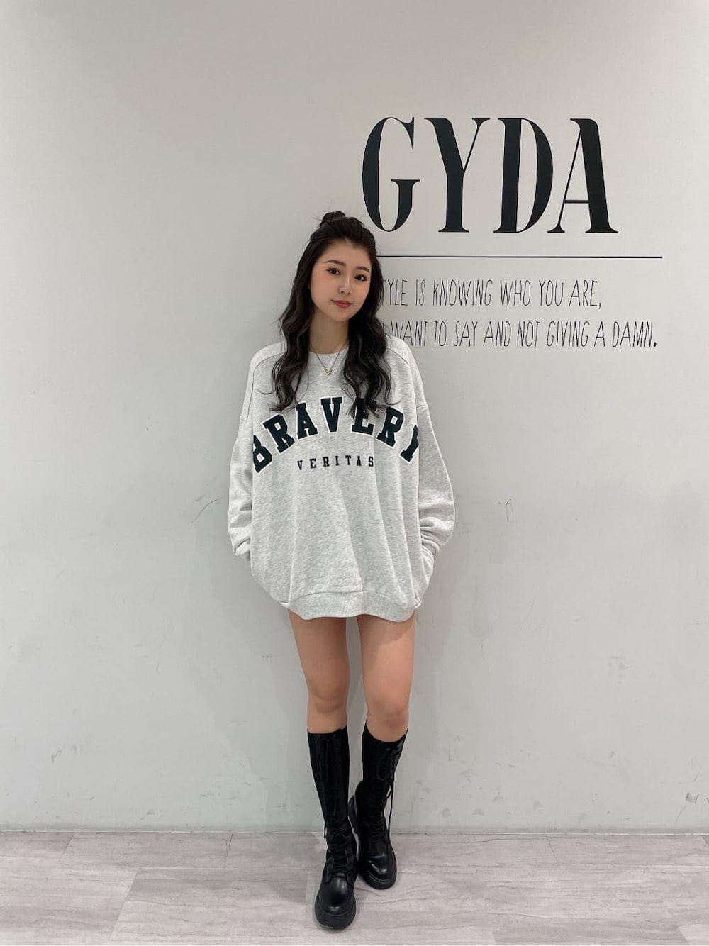 ブラック系のその他シューズ、ブルー系のデニムパンツ、グレー系のTシャツ/カットソーを着用したレディースの春コーディネートの2枚目の写真