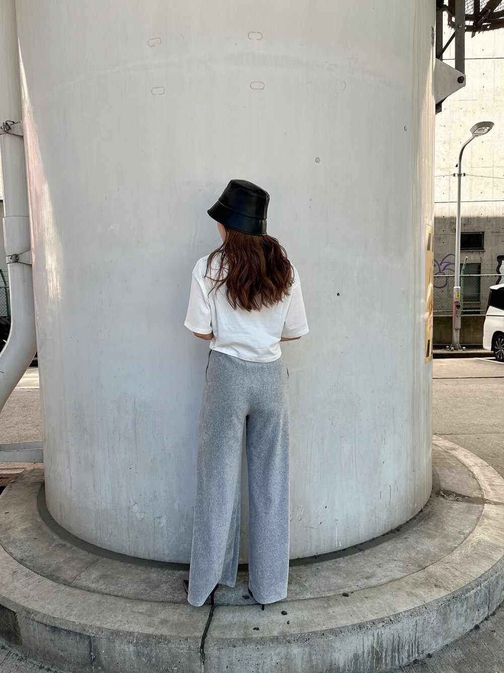 ホワイト系のTシャツ/カットソー、ブラック系のスウェットパンツ、ブラック系のパンプスを着用したレディースの夏コーディネートの3枚目の写真