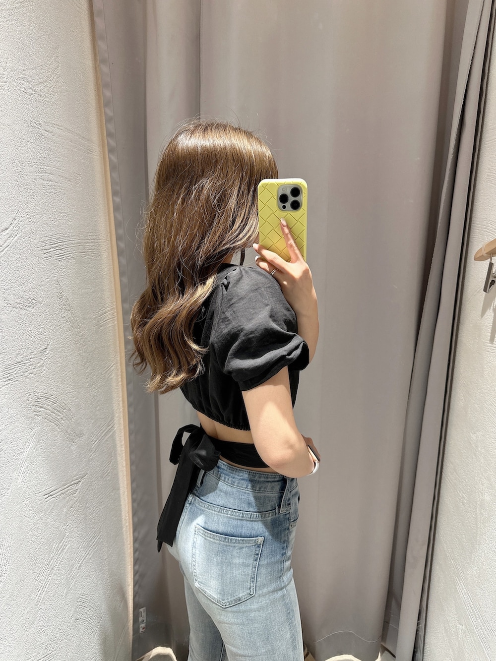 ブラック系のシャツ/ブラウス、ブルー系のデニムパンツ、ホワイト系のサンダルを着用したレディースの夏コーディネートの2枚目の写真