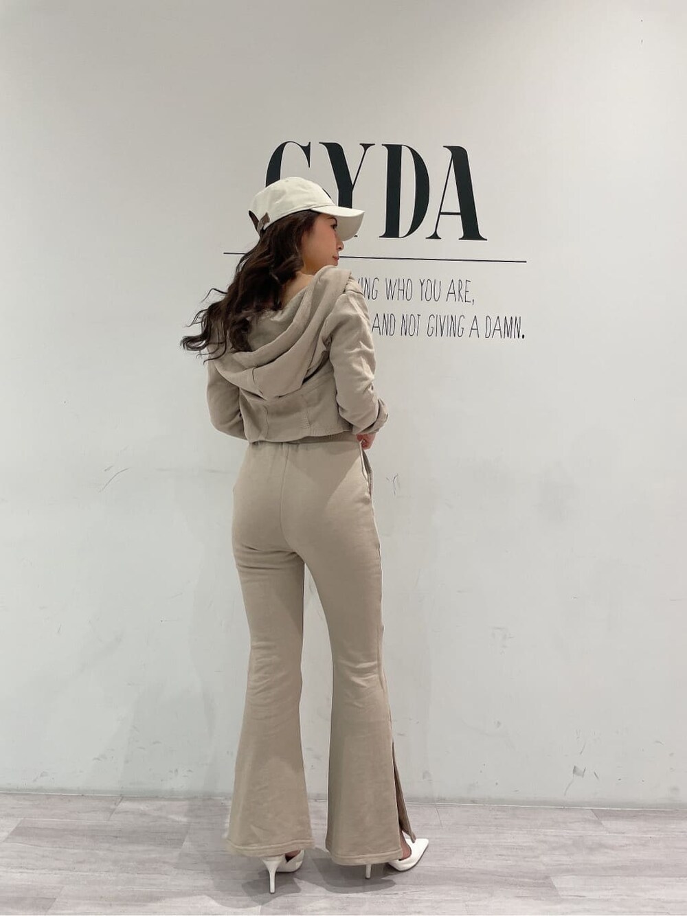 ホワイト系のパンプス、ベージュ系のその他パンツ、ベージュ系のパーカーを着用したレディースの冬コーディネートの5枚目の写真