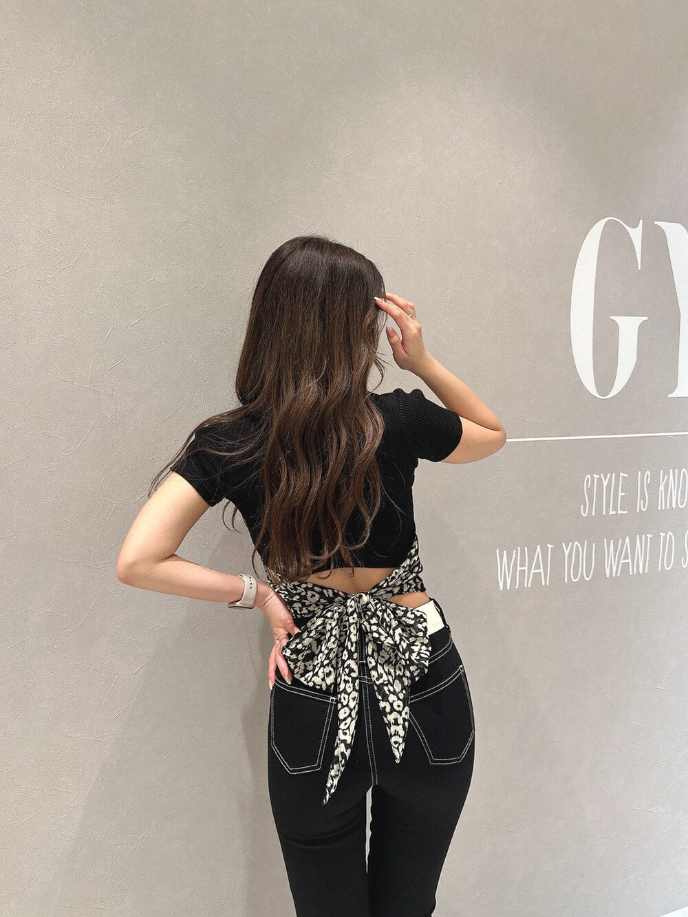 ブラック系のTシャツ/カットソー、ブラック系のデニムパンツ、ブラック系のパンプスを着用したレディースの春コーディネートの7枚目の写真