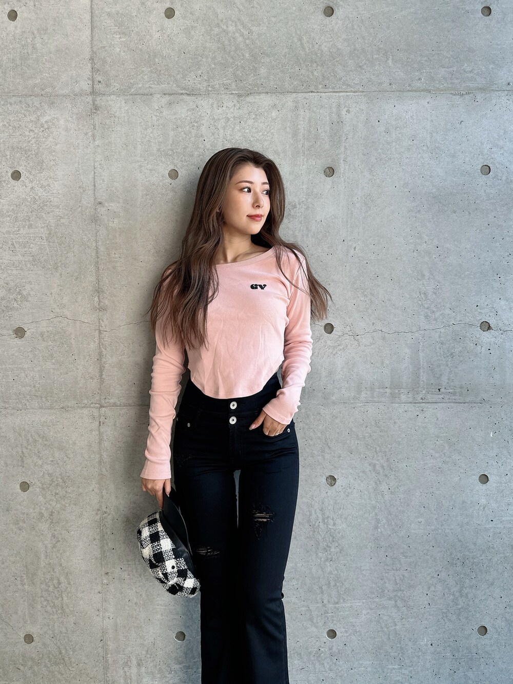 ピンク系のTシャツ/カットソー、ブラック系のデニムパンツ、その他のキャスケットを着用したレディースの秋コーディネートの4枚目の写真