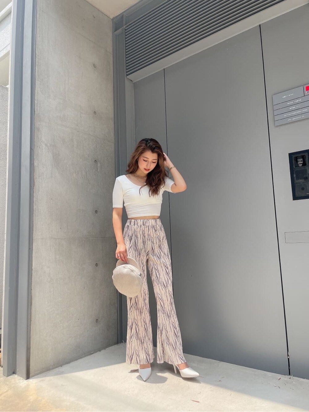 「GYDA、gydastaff、code、apparelstaff、fashion、ジェイダ、#gyda、選抜、158cmコーデ、選抜１、knit、プリーツ、白T」｜「GYDAのポインテッドミュール（パンプス、ホワイト系）」を使った、aikaさん（レディース・158cm）の夏コーディネートの3枚目の写真